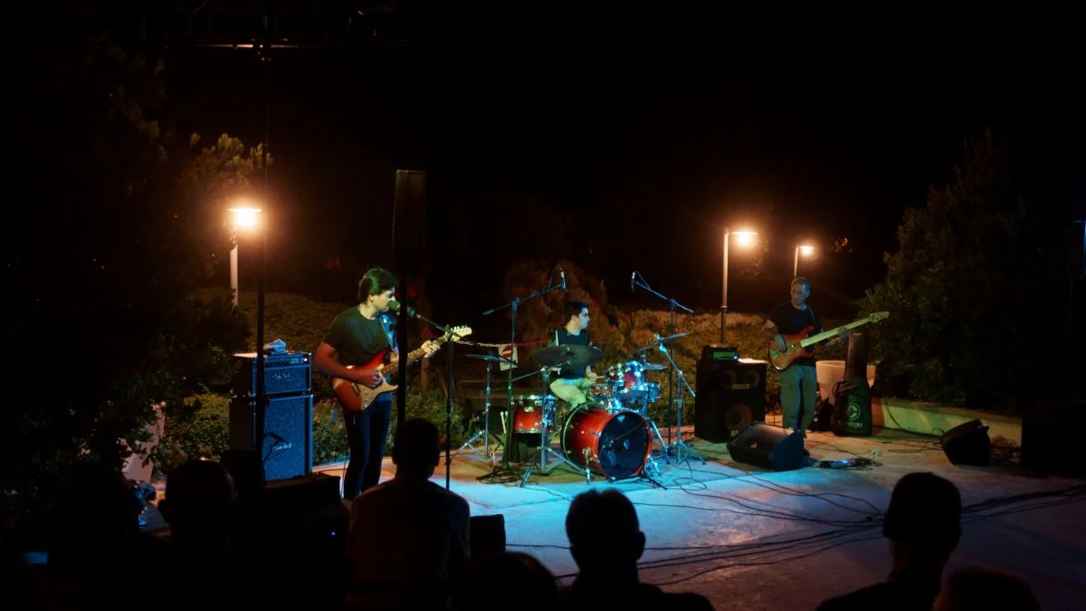 Musicisti suonano insieme sul palco di una passata edizione del Campus GUITARlab